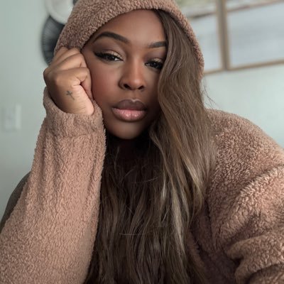 foreverdorianne's profile picture. just some girl named Dori on Twitter and other various corners of the internet