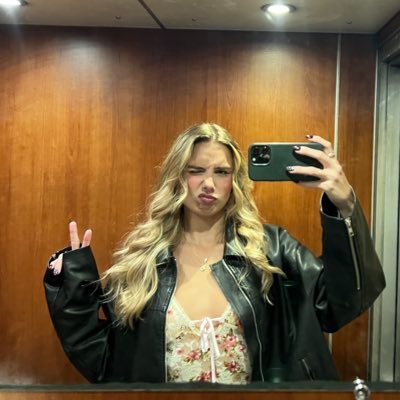 yourxfavee's profile picture. @twitch streamer & @youtube bookish content creator