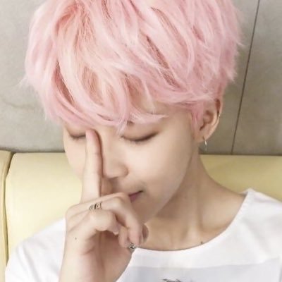 strawkookiess's profile picture. 