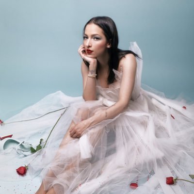 PatyCantu's profile picture. Nací cantautora, aprendí a ser productora, a veces actúo cómo que actúo y soy actriz. Lucho por lo qué y en quiénes creo. Fan del deporte y espiritu curioso