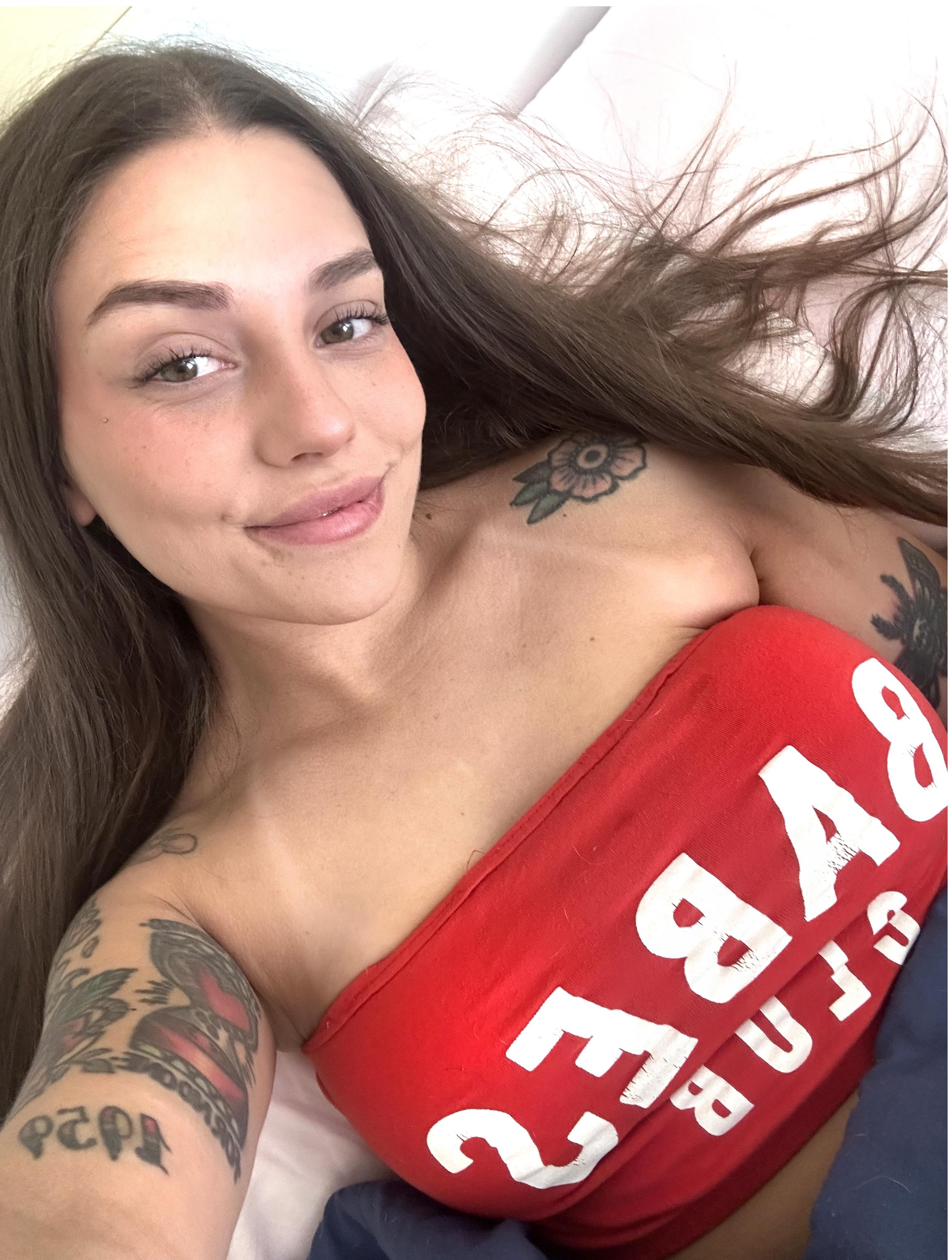 emmamontrealjhk's profile picture. hi im Emma
last acc got banned... give me a follow