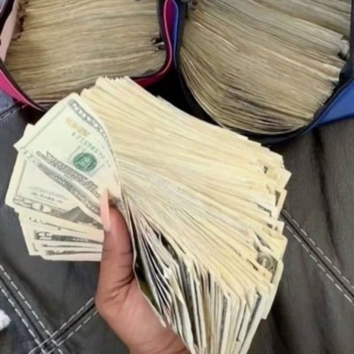 lingaraa's profile picture. Dm me with your cashapp tag or PayPal if you need some money for your bills 💵