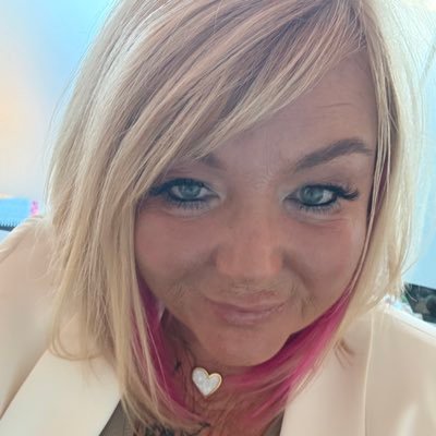 tracy_viljoen's profile picture. be kind .. be honest ... and everything else is a given 💗🌈 working at oakminster healthcare as the L-O-V-E person 💕