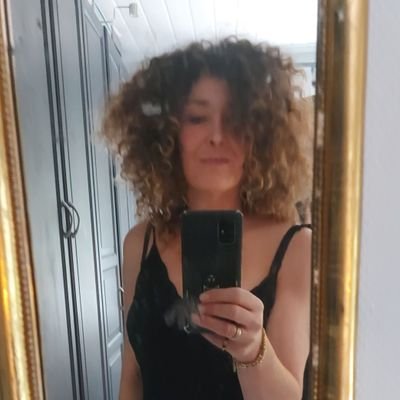 Jezzebells1's profile picture. Daphne alias Jezzebels. Twijfel, woordfrutselaar  plafondventilatoren, getrouwd, whisky. Lid van The wander society