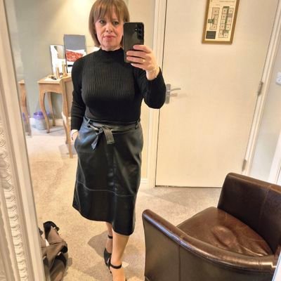 Pegasusburd's profile picture. Mrs to M. Loyal to his Crown, Wings and Cap badge. 
Quo fas et gloria ducunt.