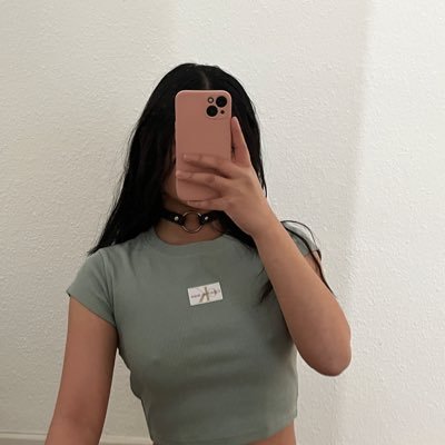 itskikipearl's profile picture. i spend way too much time on my phone