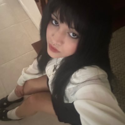 xiaolongbitch_'s profile picture. 🇹🇹🇨🇳// graphic designer //