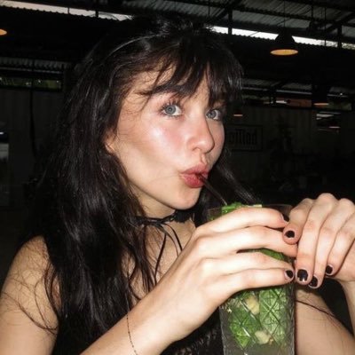 lunaticarei's profile picture. é a lily!