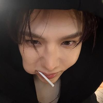 hug4taro's profile picture. she/her