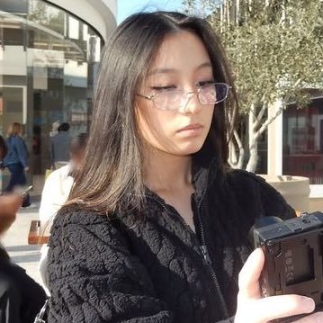 girlsetgirlss's profile picture. little miss independent.