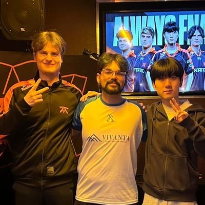 upsetvenezolano's profile picture. 25 / fan de fnatic reformed / ludopata de cartas pokemon y trabajo en una tienda de ello / kpoper / lolero / COO de aze edeportes / musico / fan del terror