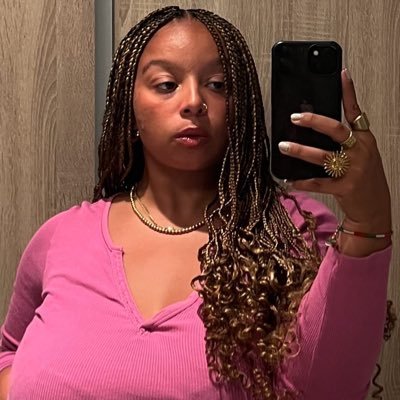 __ananaas_'s profile picture. Hip-Hop and RnB raised me,     Une philosophe amoureuse de Nas et de Fanon