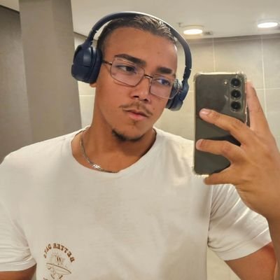 calebmciel's profile picture. Graduando em Direito • DCnauta