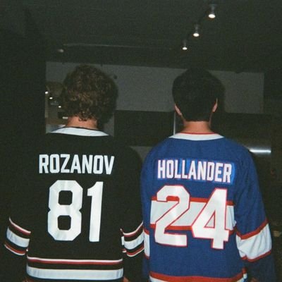 isakreads's profile picture. 