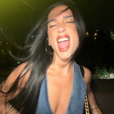 sainzglow's profile picture. eu e lewis hamilton assistindo o brasileirão