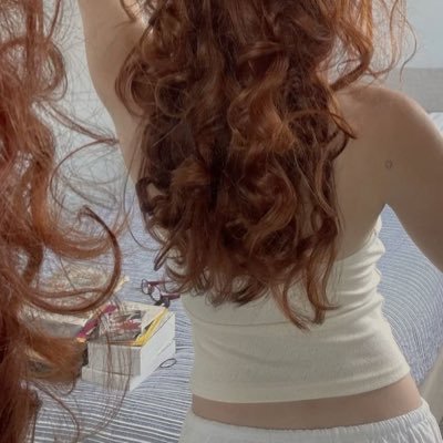 urgingerwife's profile picture. 20. curvy redhead 🧚🏻 faceless.