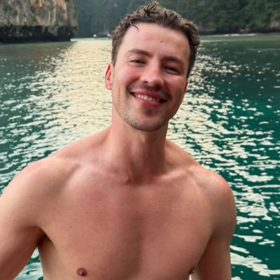 carrerota's profile picture. Neurocirurgião de dia e comentarista de futilidades nas horas vagas