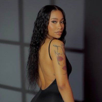 __PrettyRonni's profile picture. CEO of “Pretty Vibes Podcast”