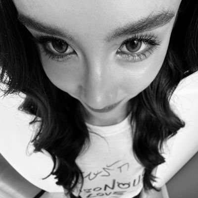 AnaLiviaMatias3's profile picture. alguns absurdos e surtos momentâneos.