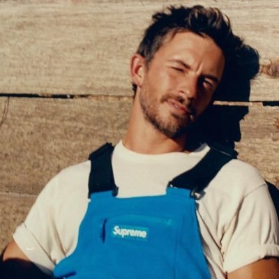 dominguesca_'s profile picture. professional overthinker and jonathan bailey fan