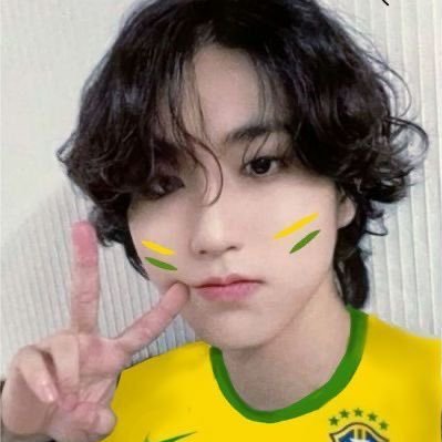 layoseung's profile picture. eu e o heeseung comendo mc chicken e ouvindo o álbum todo de harry’s house