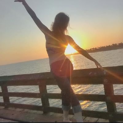 von15821's profile picture. Just a weird one doing what weirdies do.