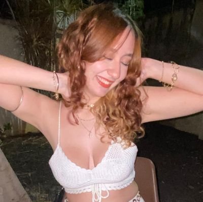 cinnamonsspider's profile picture. a rosa radioativa, estúpida e inválida.