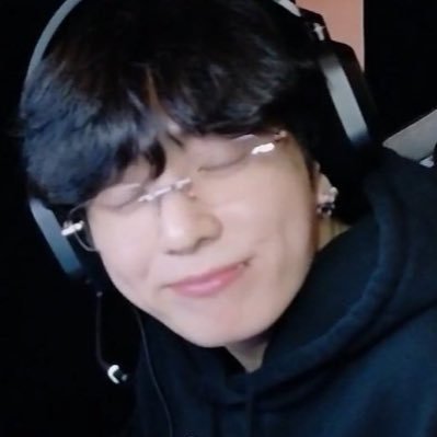 moonzinhakook's profile picture. servindo esquizofrenia tesão lesbianismo e fechadona numa relação parassocial com o jungkook