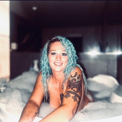 Carmenj00's profile picture. just here for friends 🗣️ So follow me🥳 & don’t message me🙄