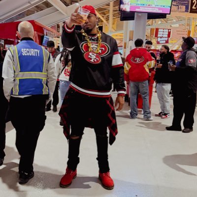 showsceneit's profile picture. Just a videographer / music producer who loves tech, cryptocurrencies and stocks 💻 🎹🎶📈