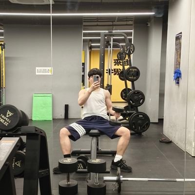 zzxbigboss188's profile picture. A fitness beginner, in the midst of exercising.
Working at JMRoller&Belt, during work hours.