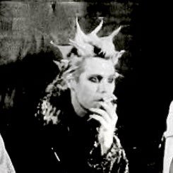 redlinesinking's profile picture. we burnt the city without warning, reachin' out for someone's help ☆