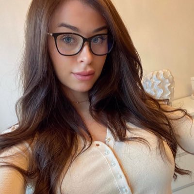 ej9846582's profile picture. Fashion store 💅🪡🏬………sales market managerment 👩‍💻🧰💰……..Future trading/ crypto investment💰📨📈