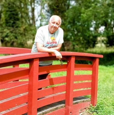 Cahiersduturf's profile picture. Que sais-je du chemin parcouru par nos ombres fidèles,
Lorsque le soleil de nos cœurs les enfouit?