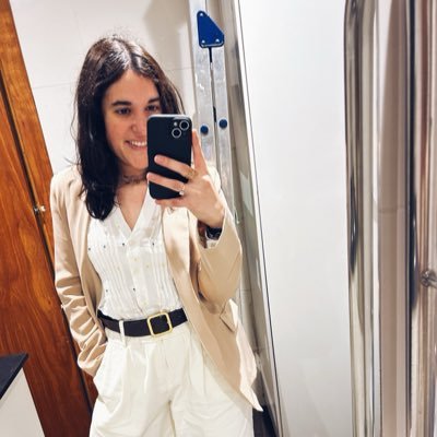 SoniaLecha's profile picture. 💁🏻‍♀️ Periodista | Tècnica de Comunicació a @Seprascc ✍🏼 @savi_desti | “Seguiré soñando grande para superarme” 🩵