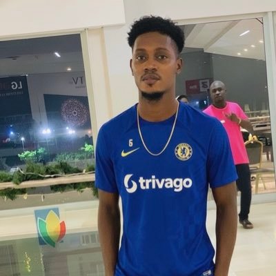 EriqueMonnie's profile picture. I’m a portraits photographer, indoor or outdoor, available for booking.