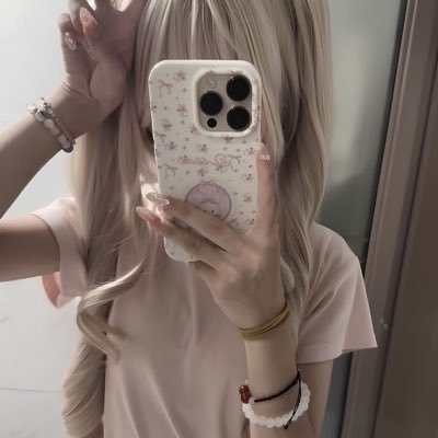 secretmiemie's profile picture. s