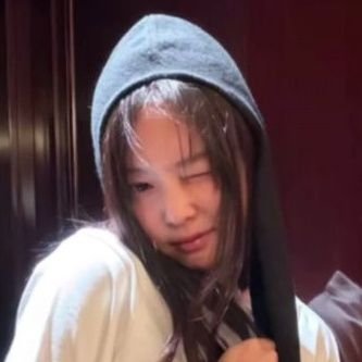 cruwises's profile picture. fan account