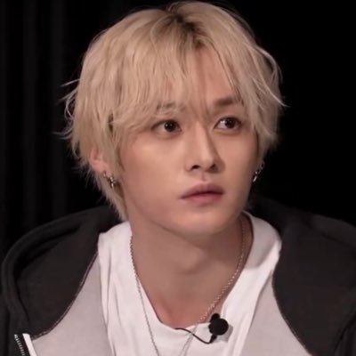 shoyoskz's profile picture. — yapping about stray kids’ photocards and merch.