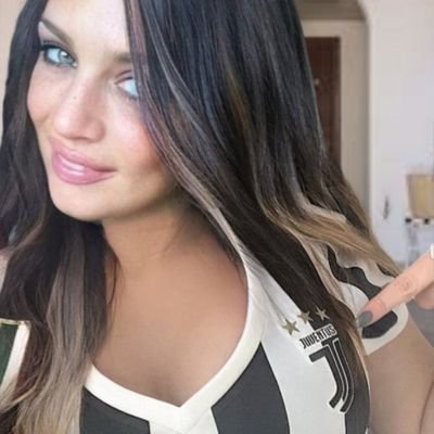 GiuliaC34's profile picture. Juventina ⚪️⚫️ a l'humour acide🤣 Parlo italiano 🇮🇹 francese 🇨🇵 e inglese 🇬🇧 #ForzaJuve 🇮🇹 #ForzaAzzuri ⭐⭐⭐⭐#FinoAllaFine 🇮🇹 #SerieA 🇮🇹
