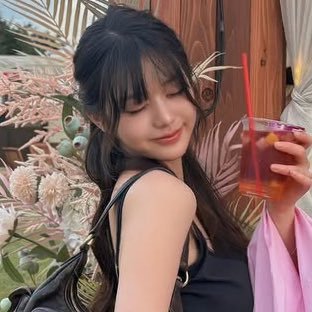 seeunfavorite's profile picture. illit’s older sister