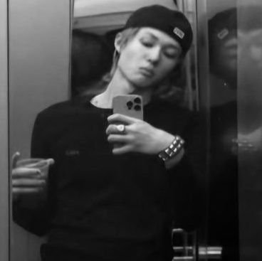 Edwaird's profile picture. +08’ Midheaven-man.