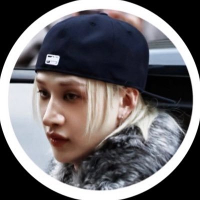 layoseung's profile picture. eu e o heeseung comendo mc chicken e ouvindo o álbum todo de harry’s house