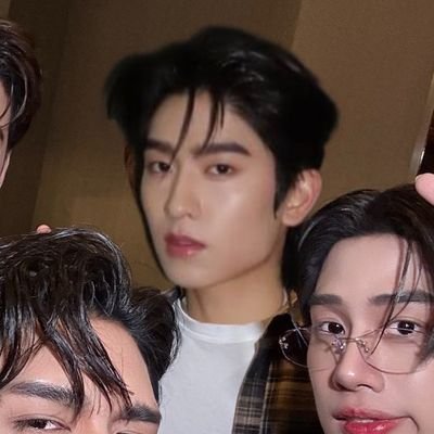 musesthomas's profile picture. Part-time model di @limuses soalnya kata mamah jam 9 malam udah harus pulang (2001)