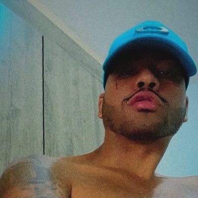 dericvictor2's profile picture. - Funcionário e defensor do SUS 💙🤍🏥👨🏿‍⚕️ preto de referência 💶📚🧠