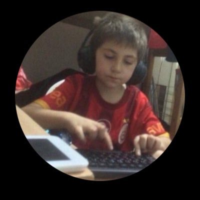 krazyy_8's profile picture. GS formasıyla klavyede yazı yazan çocuk fan account/FB