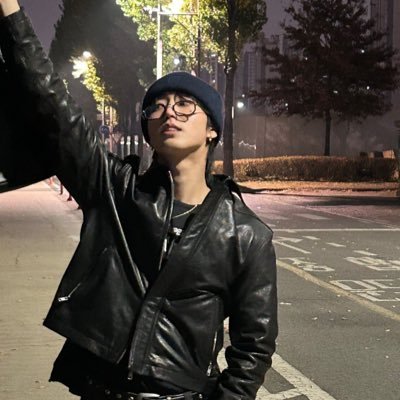 tintedcinema's profile picture. dots. certified yapper about kpop and anxiety ridden, book nerd. INTP ENG/한국 • 2014. 2019. 2025 • 21+ @heartlixxie’s hannie fourth member of paboracha