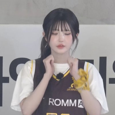 woosi212's profile picture. 