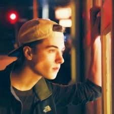 yellouyes's profile picture. Treat yourself well.