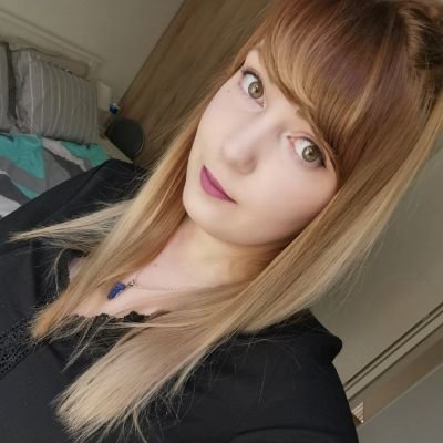 Fairysfox's profile picture. 32 y.o, un humour douteux et un besoin de poutrer des dragons en Bordeciel ⚔️